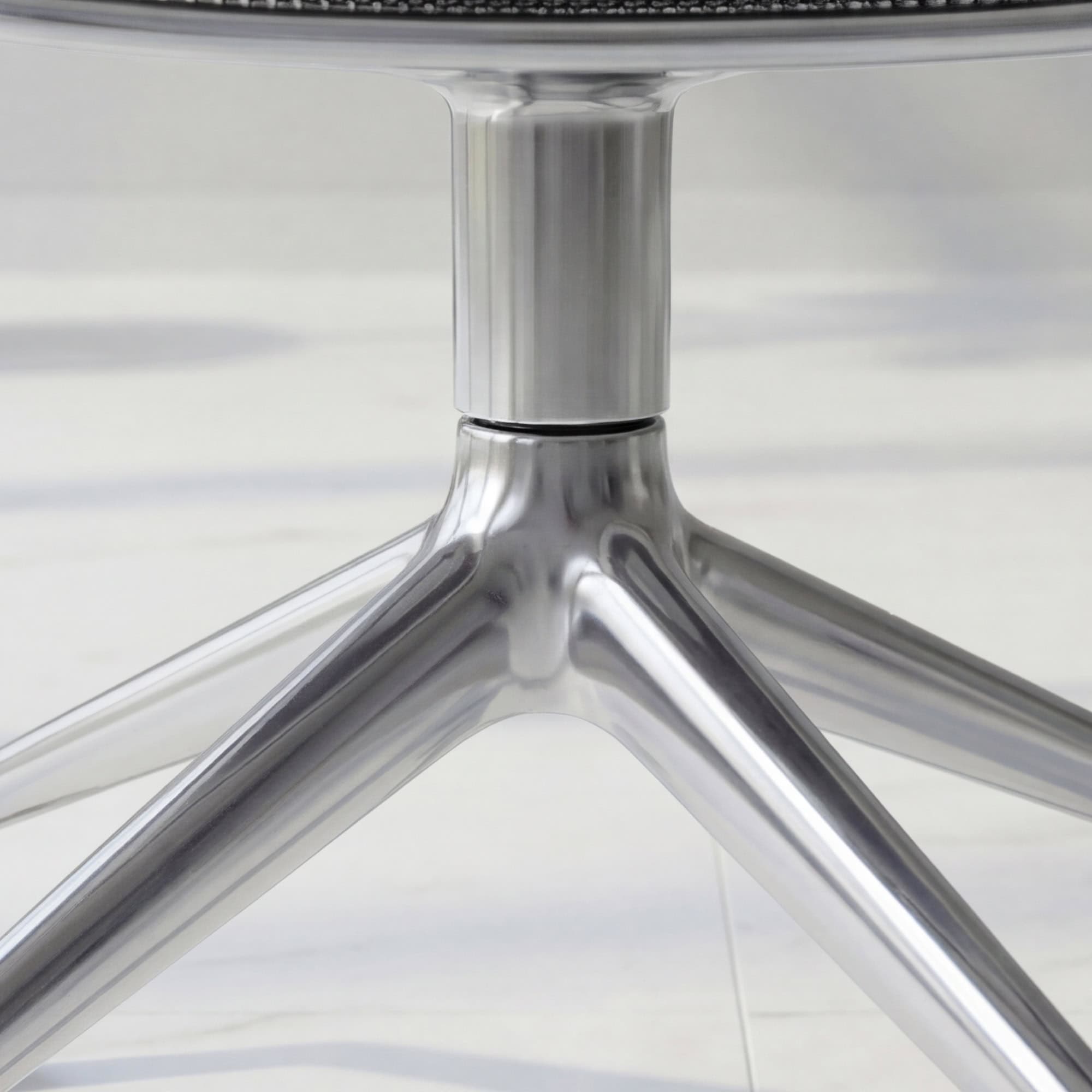 Iuta Swivel Chair 6