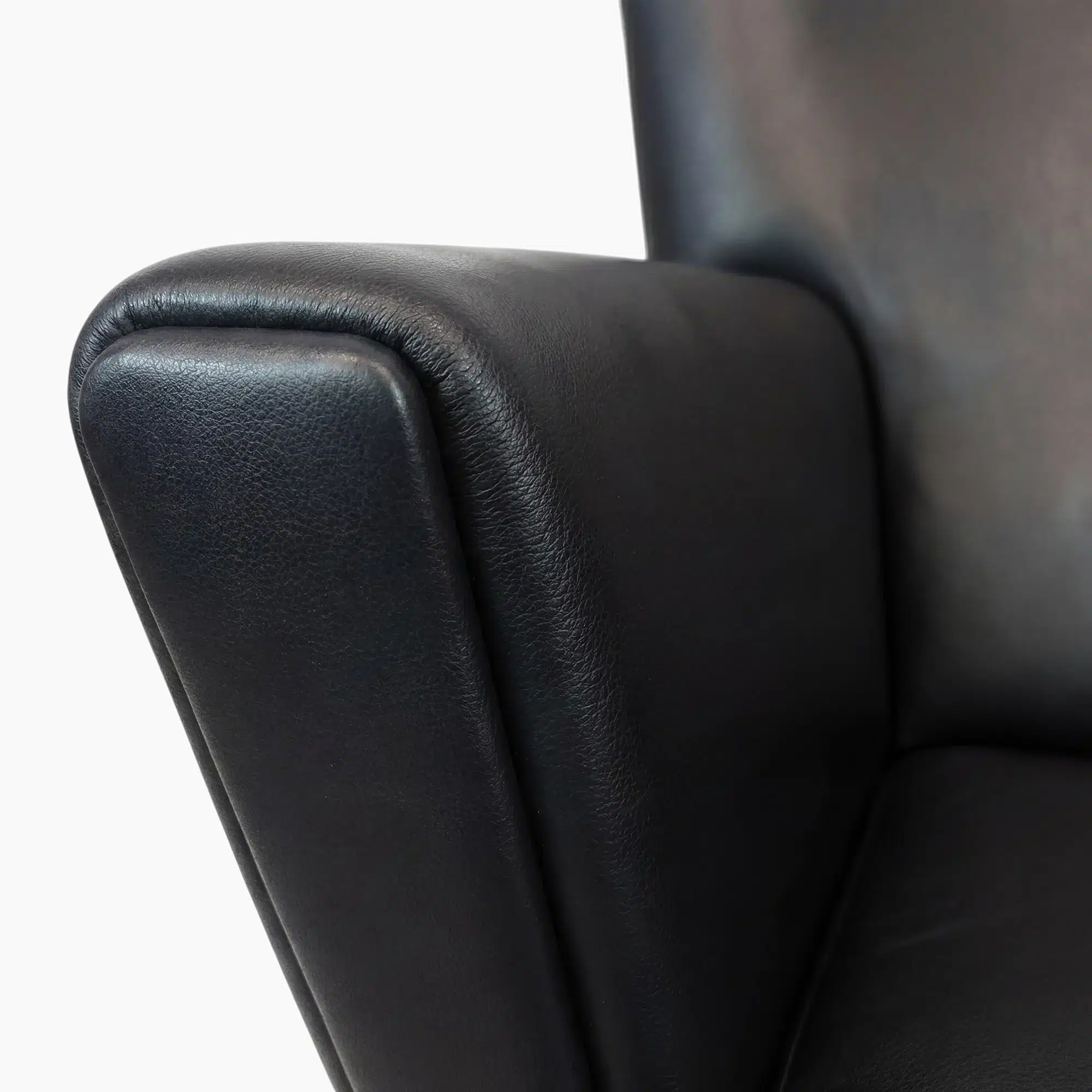 CH445 Wing Chair with Ottoman | Sohnne