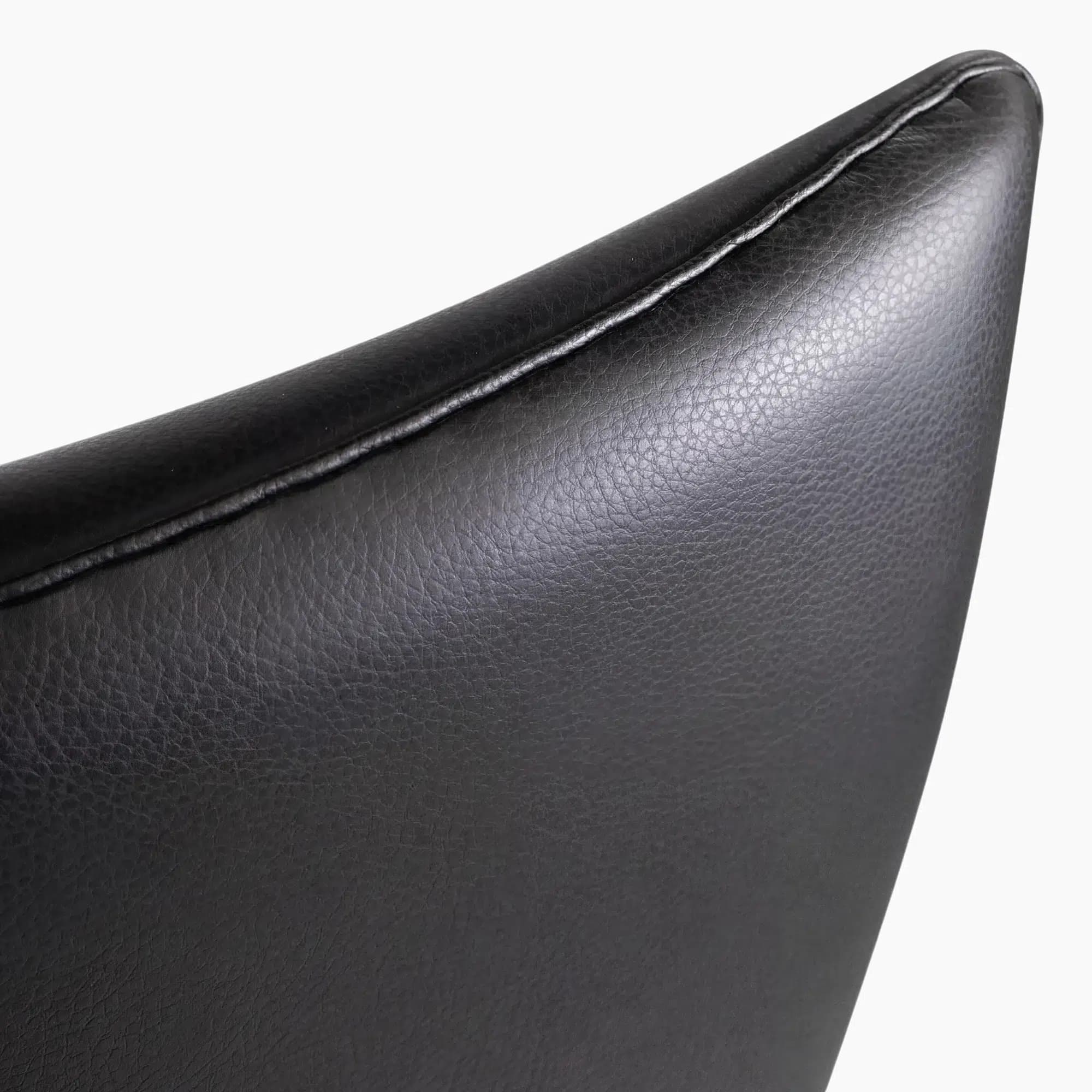 CH445 Wing Chair with Ottoman | Sohnne