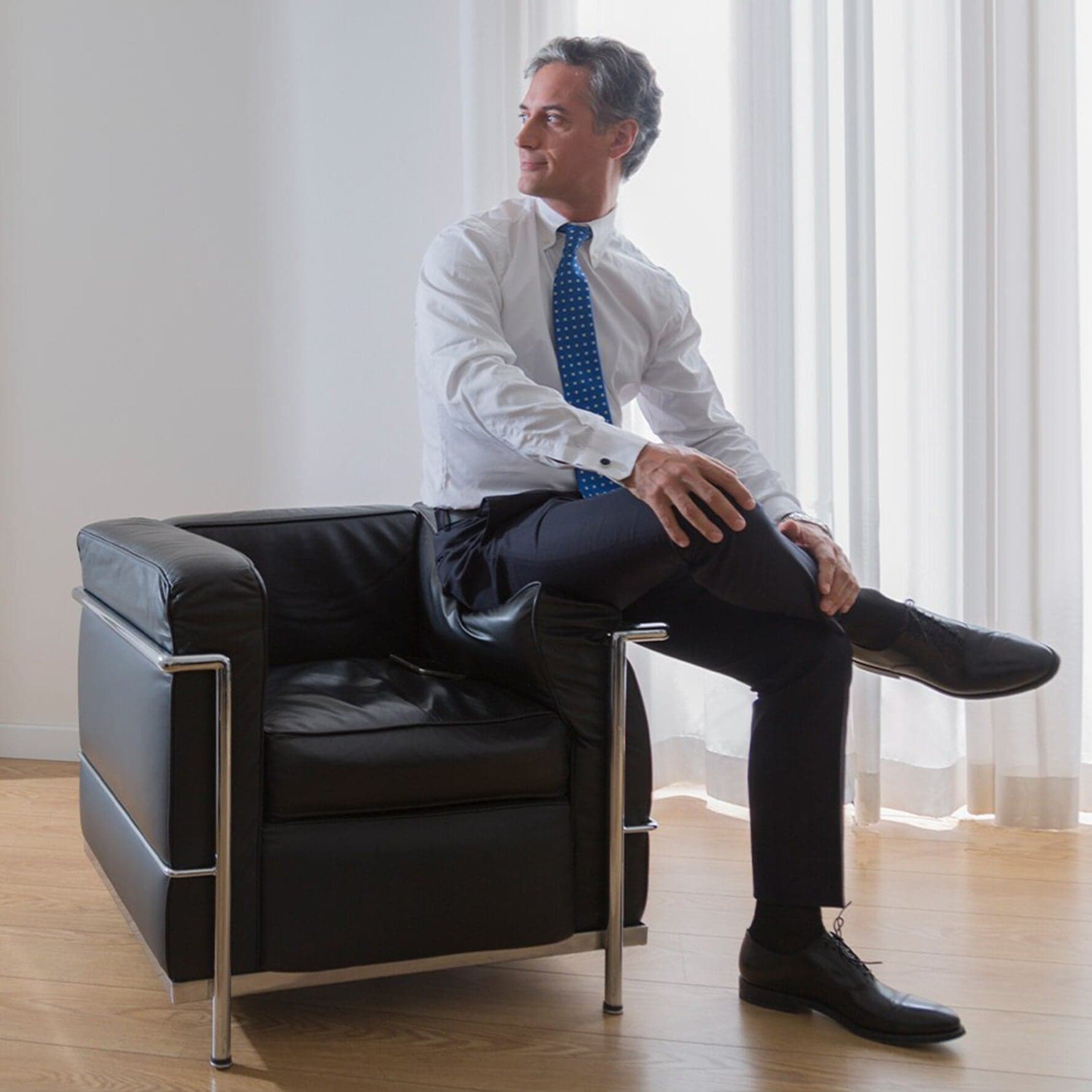 Le Corbusier 2 Chair 15 scaled - LC2 Petit Modele