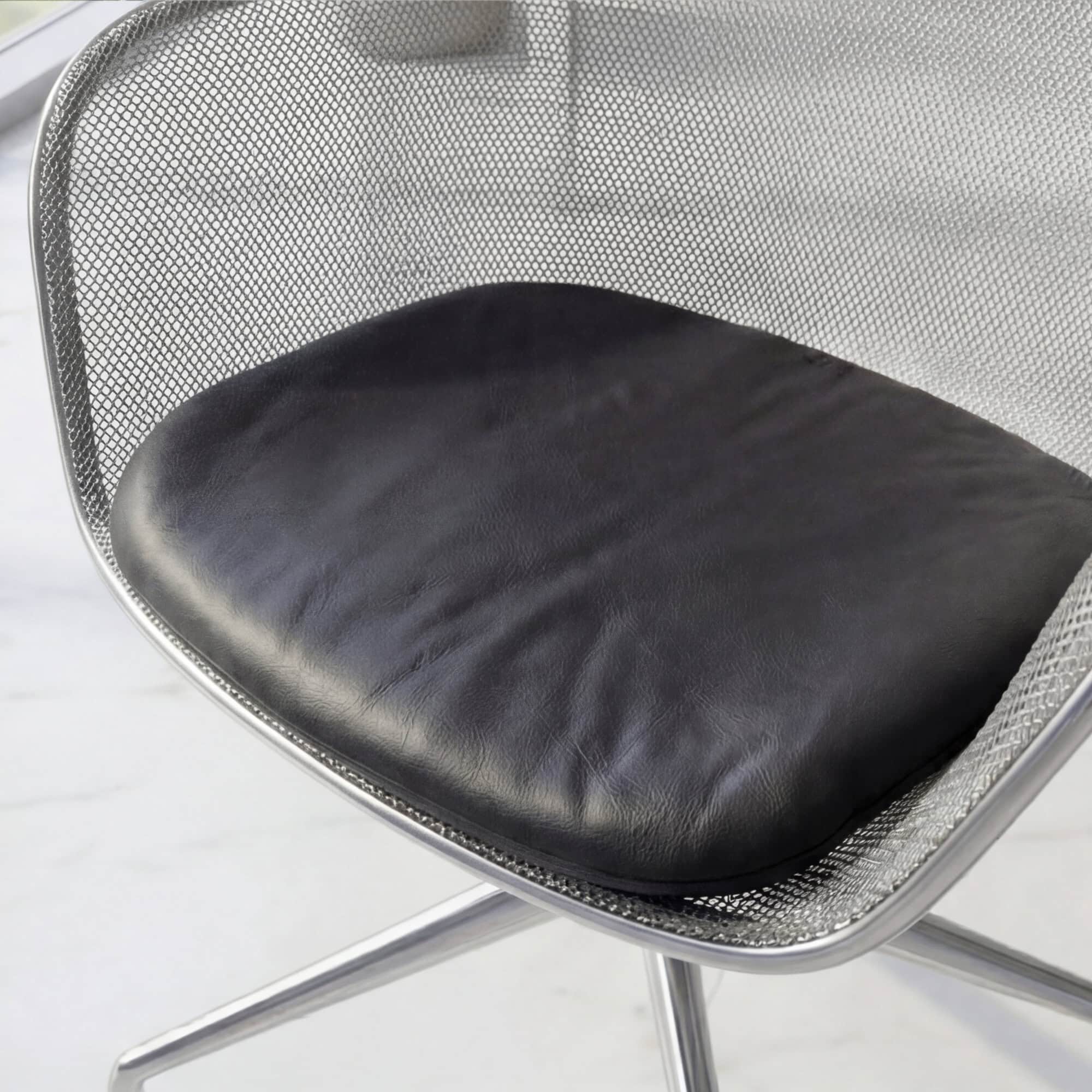 Iuta Swivel Chair Black 3