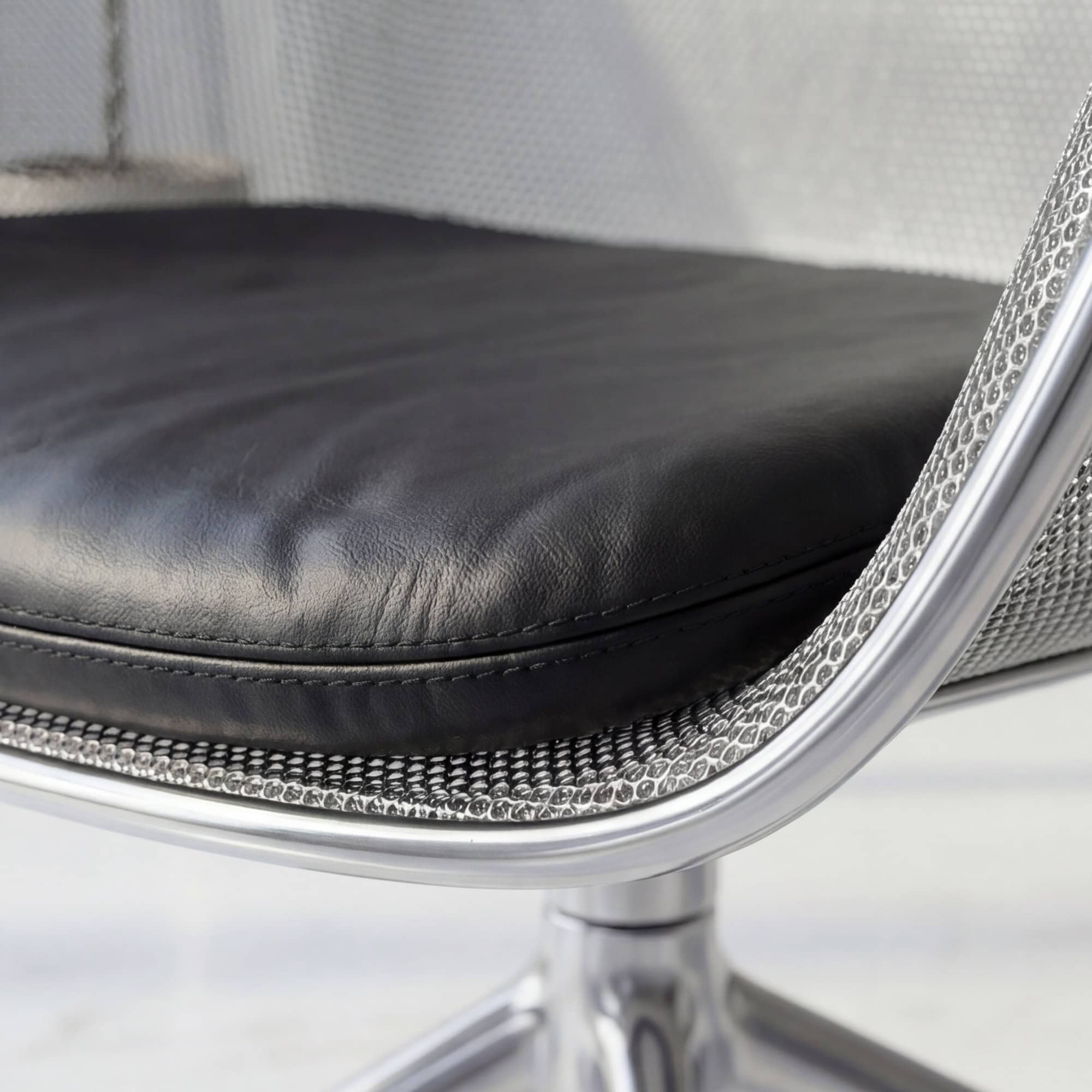 Iuta Swivel Chair Black 5