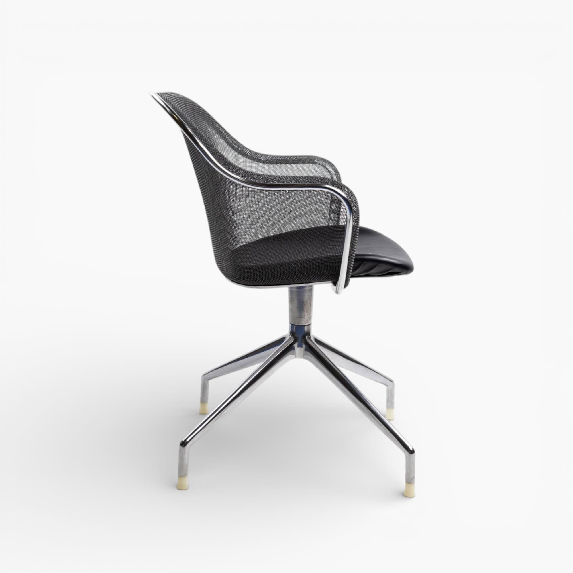 Iuta Swivel Chair Black wbg 3